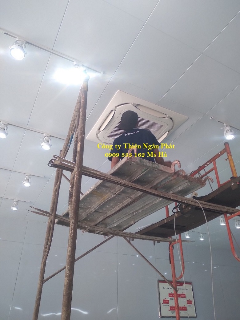 Máy lạnh âm trần và giấu trần ống gió Daikin Hoan-thanh-cong-trinh-showroom-lap-may-lanh-am-tran