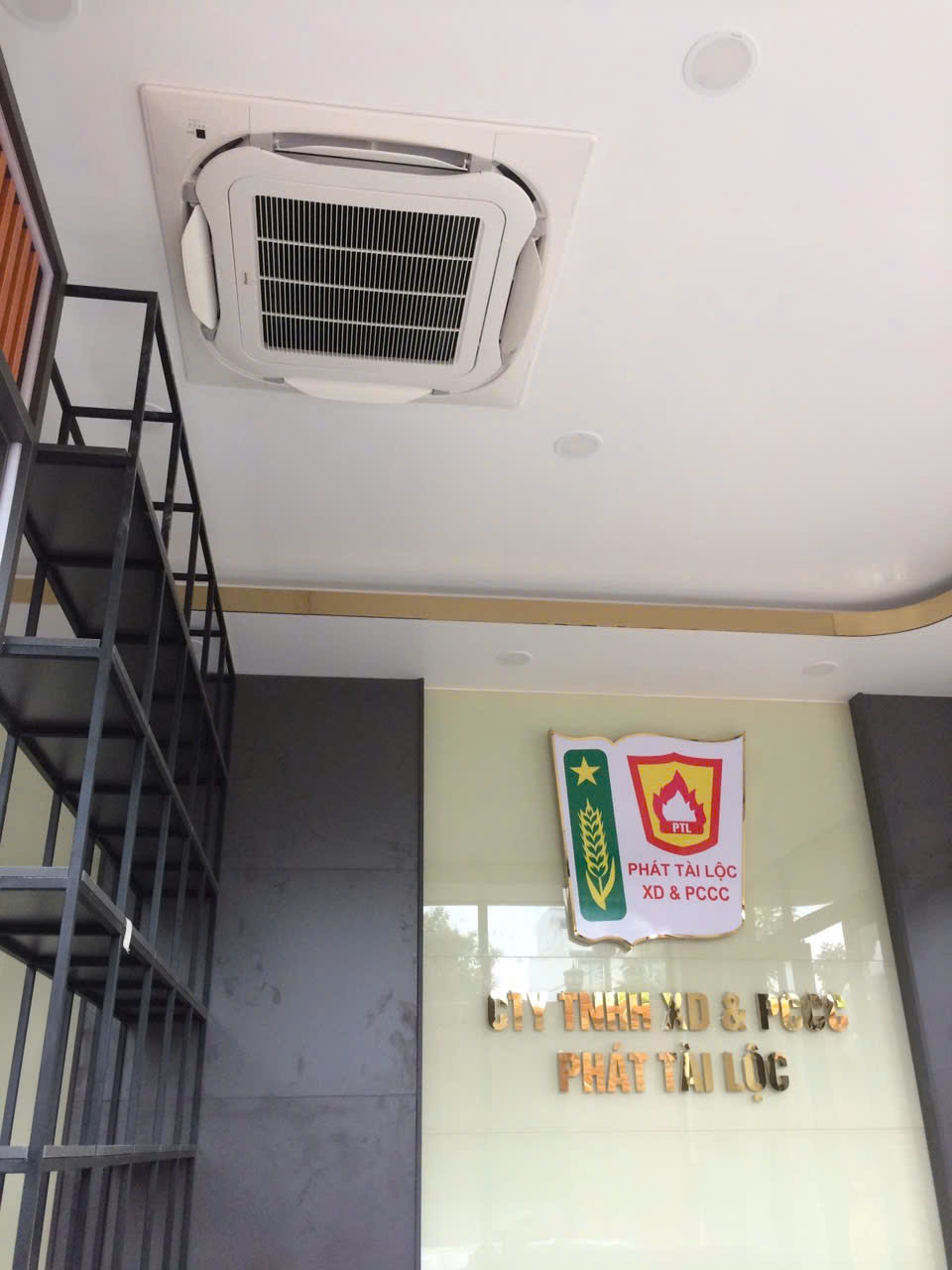 Hình ảnh lắp đặt máy lạnh âm trần
