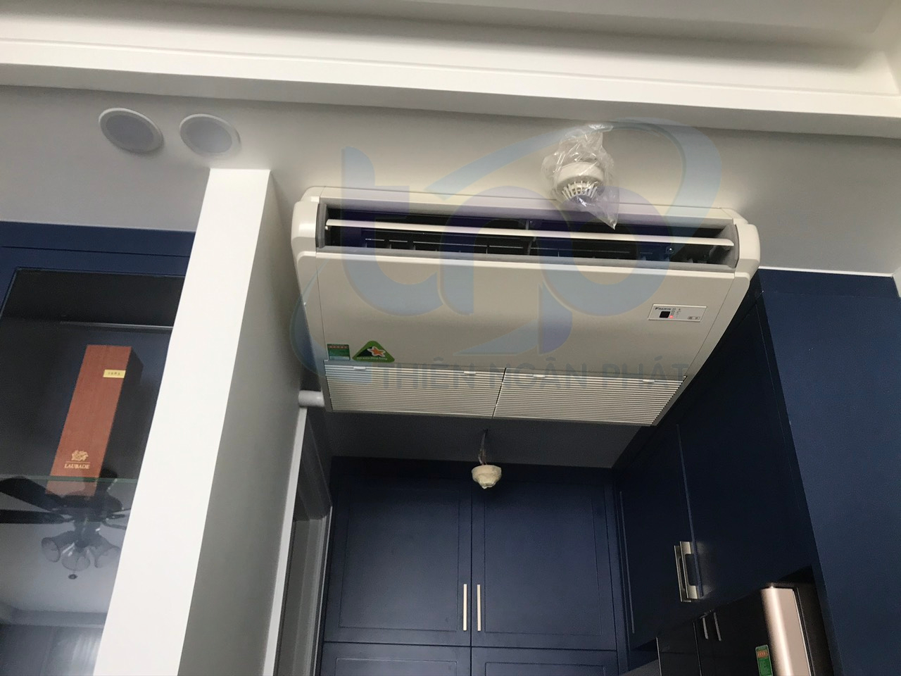 Sự khác biệt giữa máy lạnh áp trần và máy lạnh treo tường là gì? May-lanh-ap-tran-Daikin-inverter