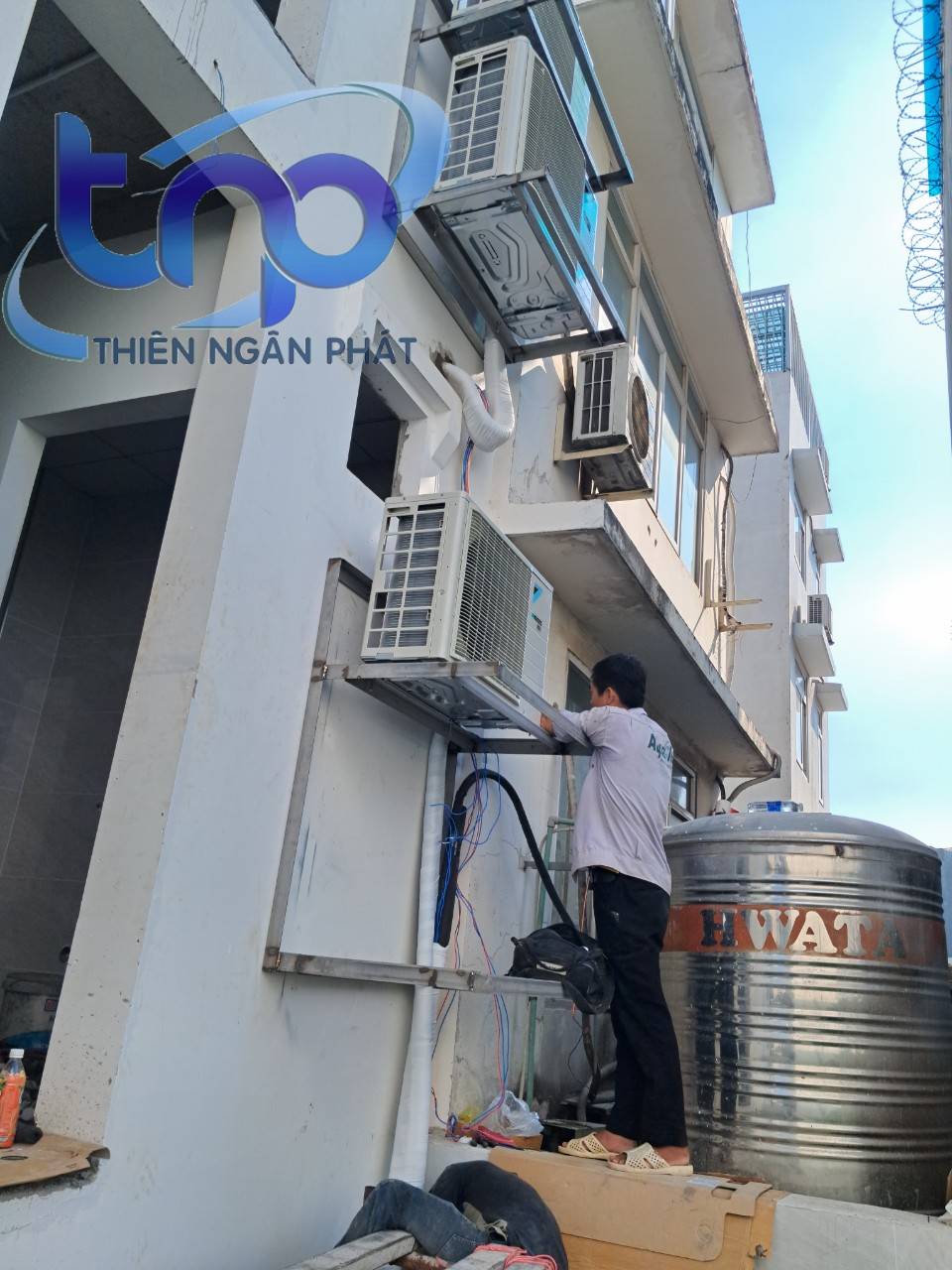 Thi công lắp đặt máy lạnh giấu trần nối ống gió thẩm mỹ tại Quận 2 Thi-cong-may-lanh-giau-tran%207